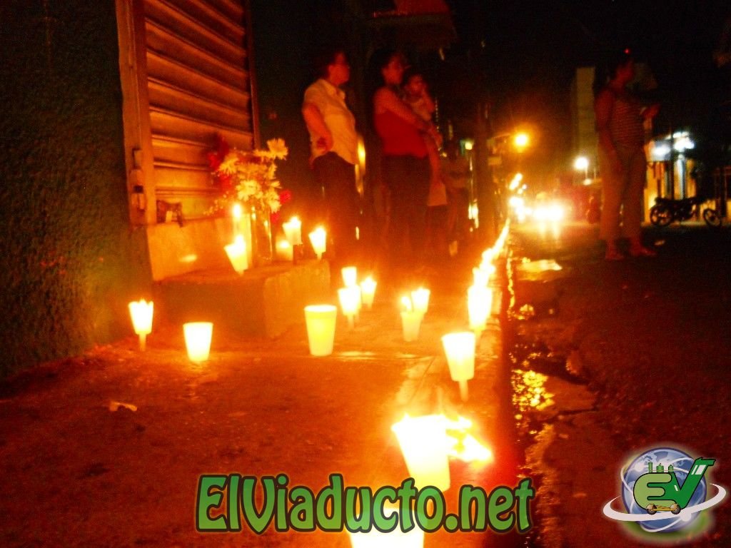 Velas Prendidas en las aceras frente a donde ocurrió el hecho de la muerte de Santos